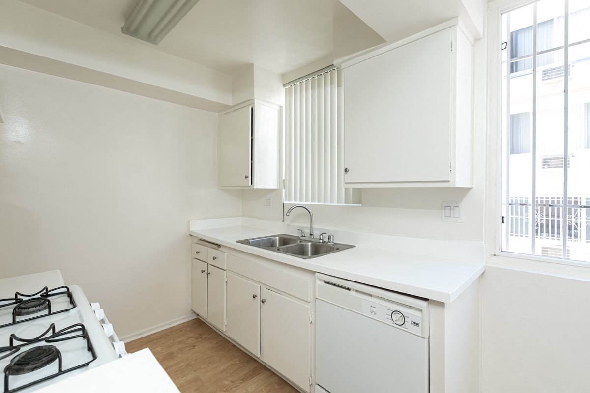 Wilshire Harvard Plaza Apartments